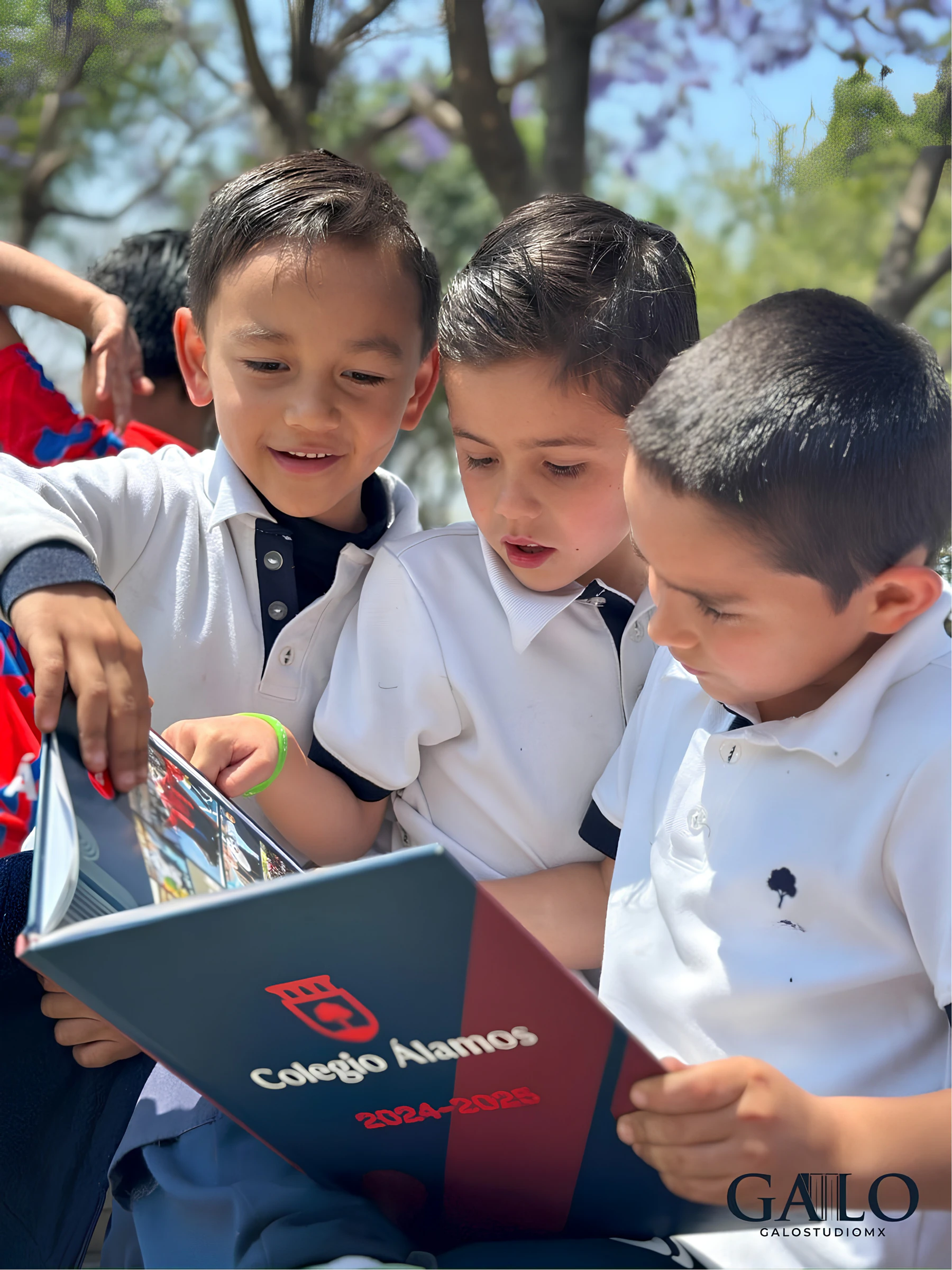 Tres alumnos de Colegio Álamos revisan juntos su anuario escolar 2024–2025