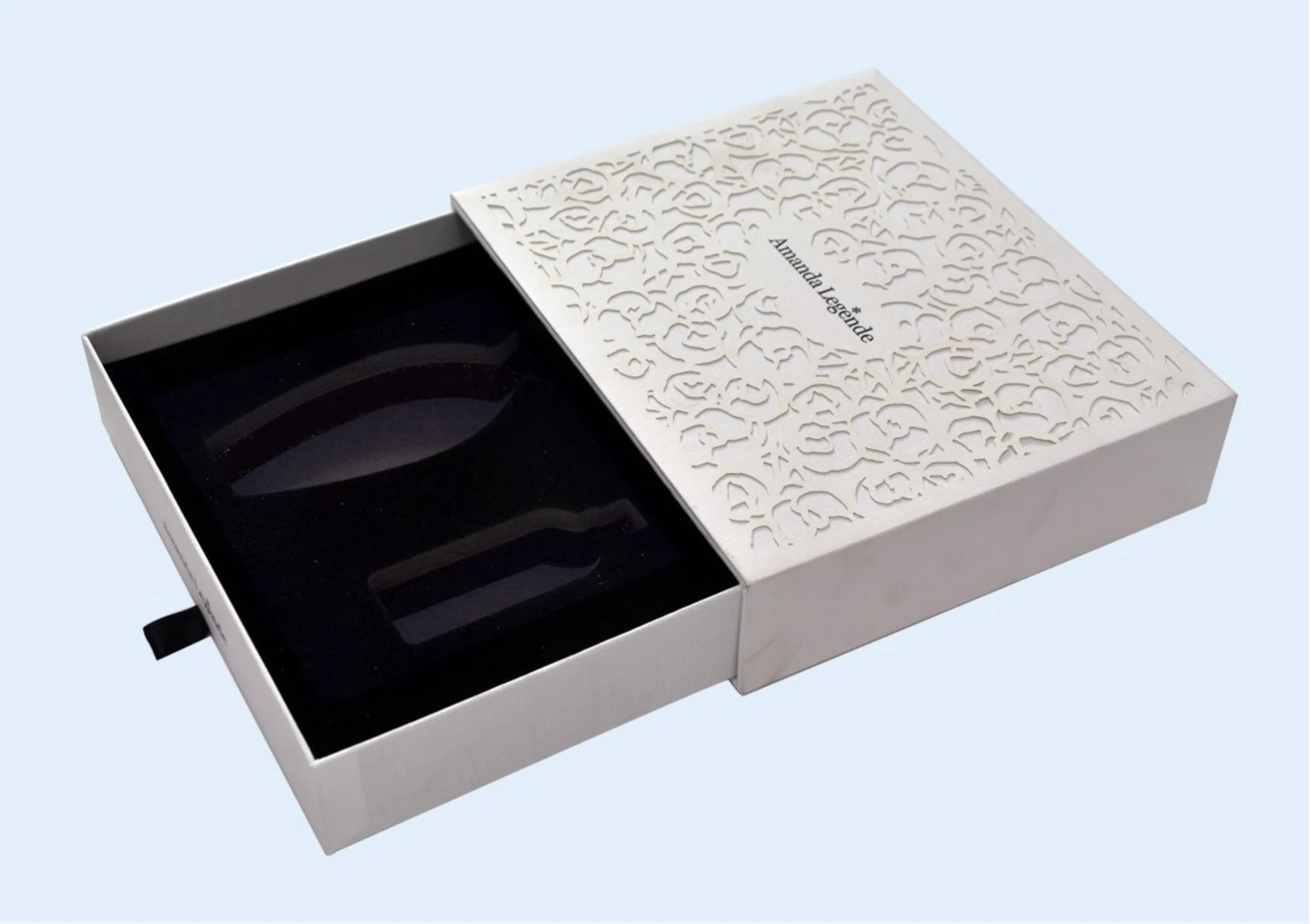 Caja rígida personalizada blanca con tapa calada e inserto interior negro