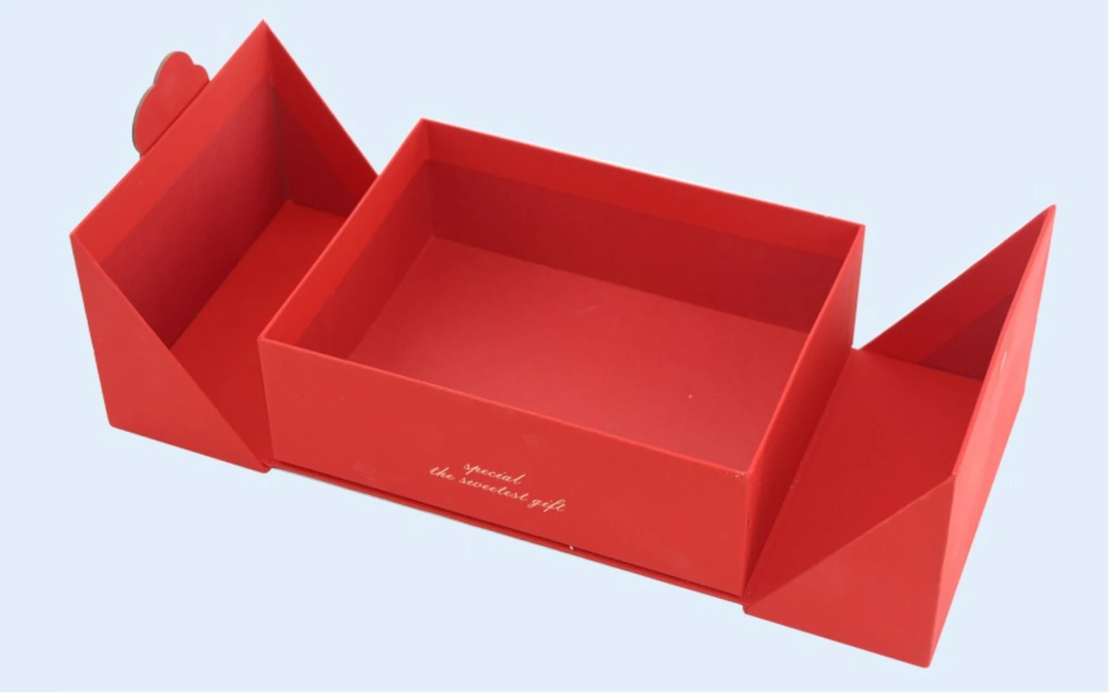 Caja rígida roja abierta con laterales desplegados