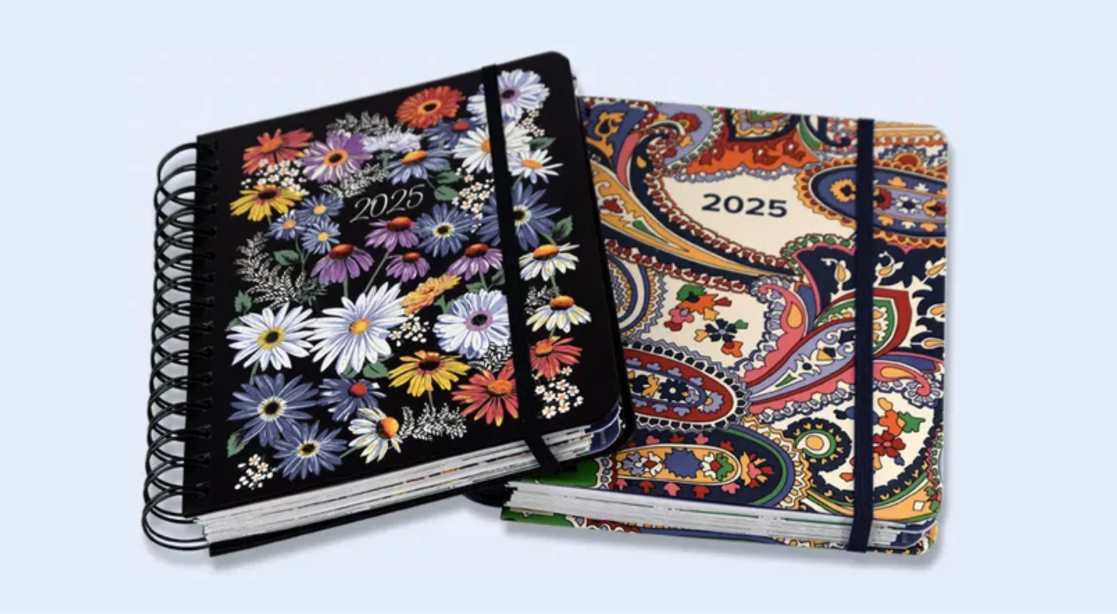 Dos libretas personalizadas de espiral con portadas estampadas y cierre elástico