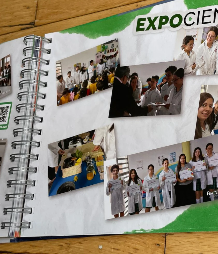 Páginas interiores de un anuario escolar con fotografías de actividades y alumnos